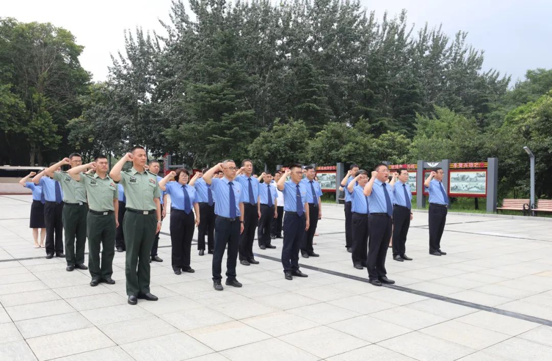 省檢察院開展“法治護(hù)航英雄勁旅”主題黨日暨送法進(jìn)軍營活動